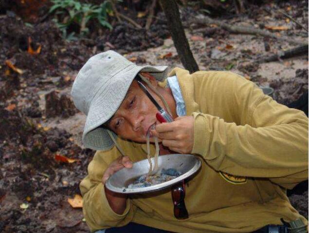 渔民船被虫咬坏反而很开心,取出里面的虫子做成美食一家人吃