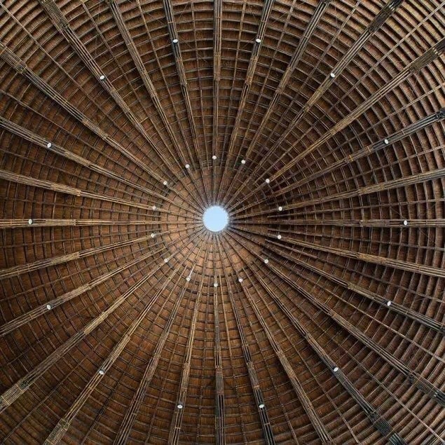 竹庐山外峰,云上月影灯. 客来解禅梦,客去听松风.