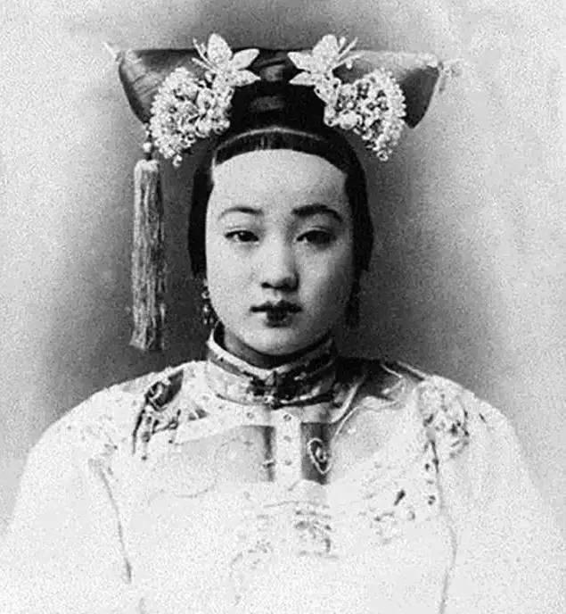 据晚清太监,宫女等知情者回忆,光绪根本不喜欢这桩完全被包办的婚姻