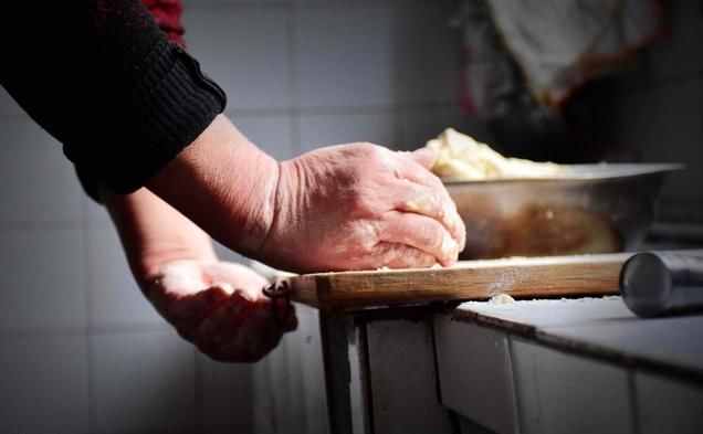 婆婆整日一副穷酸样,买房时她给我一张卡,看到余额我愣住了