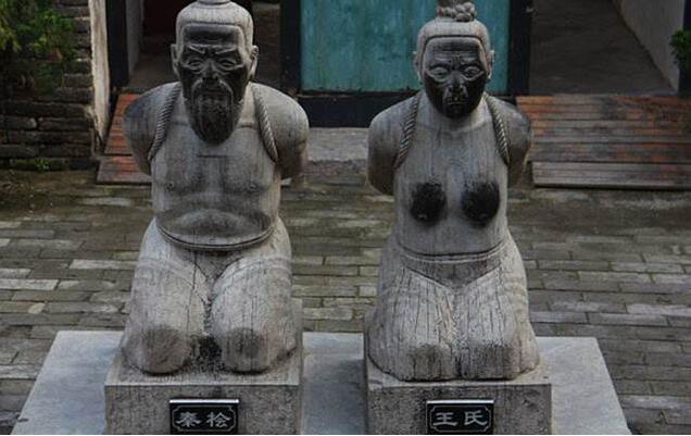 岳飞面前的秦桧跪像想站起来? 网友不答应!