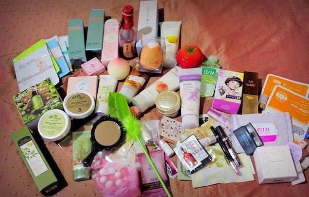 韩国免税店又热闹了,中国留学生来购买商品,但