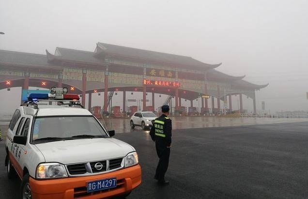 服务区睡了一觉, 下高速时却被拦住罚款, 司机: 那我堵车算谁的?