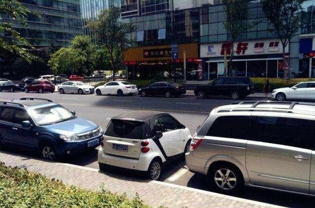现在奔驰smart九万元就能搞定, 买一台回来任性停车吧