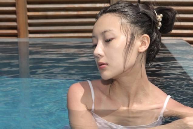 她比刘涛还惨, 生下三胎后老公破产, 昔日明星好友却无人援手