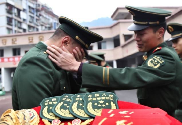 镜头下:每逢退伍季,战士们用泪水记录感人瞬间!