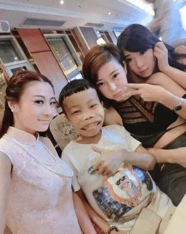 靠被骂而出名的陈山,丑出天际却坐拥百万豪车,身边美女天天换!