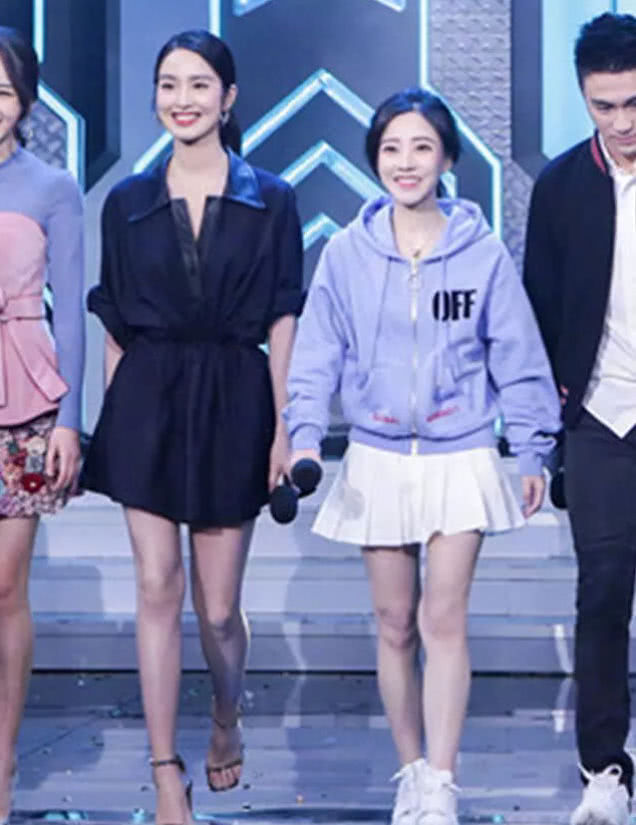 宅男女神冯提莫与杨采钰同框,惨遭吊打,网友:明星果然不一样