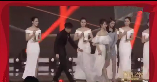 虽然关晓彤这一身衣服被造型师坑了，但她的人品足以成为她的闪光点。