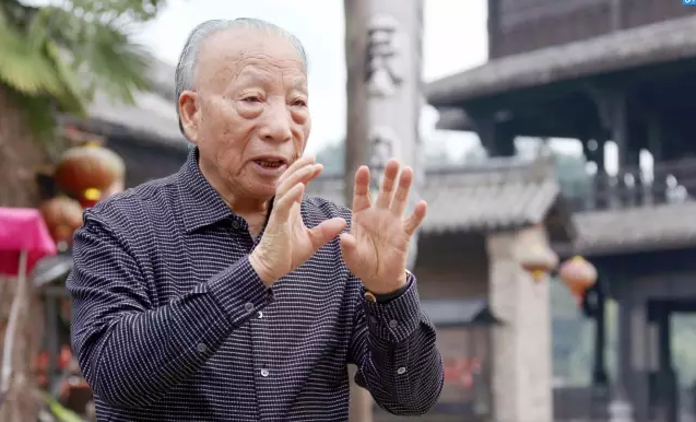 60岁老头上海街头开店,不收费靠人气挣钱,中国一半明星都来过