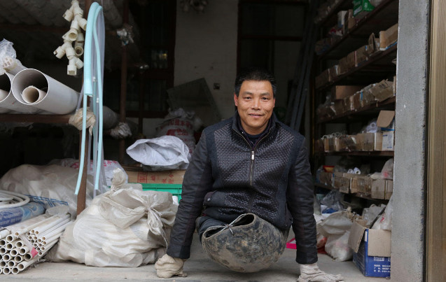 无腿残疾人靠一截废弃的汽车轮胎行走五十年,让全家过上好日子