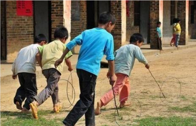 在农村没有游乐场,但小时候的生活却比现在还快乐