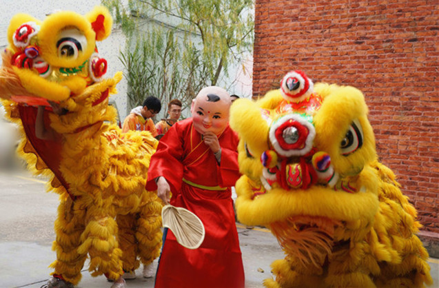 洋女婿用dr钻戒广州求婚教师女友,舞狮送春联太喜庆!