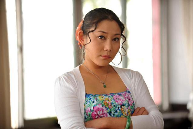 我妈看我老婆不顺眼,逼着我离婚,5年后再见,我妈给她下跪求饶