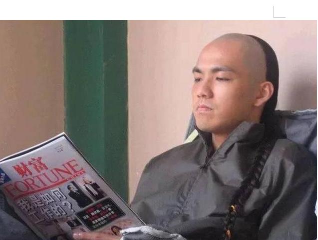 星片场休息都干啥:抽烟打牌玩游戏?蒋欣让人笑