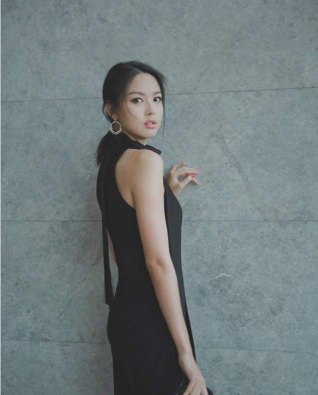 张梓琳黑色干练裤装亮相活动 获得"年度女性榜样艺人"