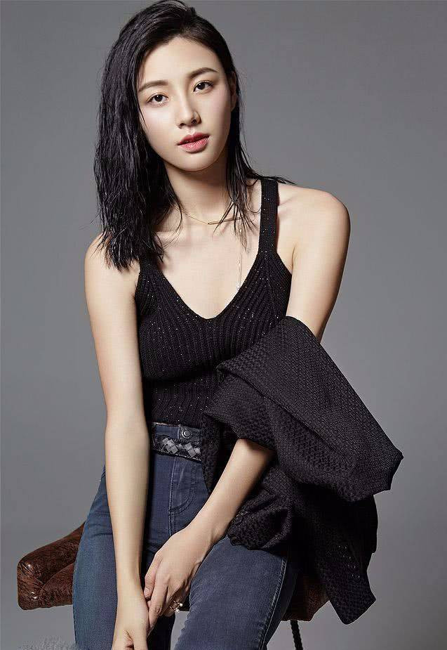 紧身裤凸显随性的时尚感穿出迷人的曲线穿出女人自信美