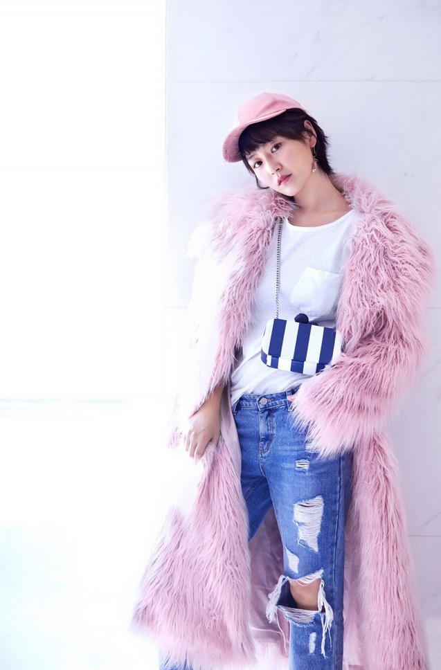 她拍哭戏要清场惹来网友吐槽,凭借反派角色圈粉,时尚魅力很撩人