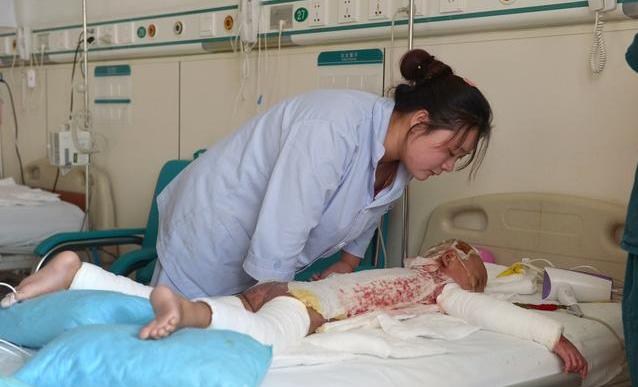 孩子被刚开的水烫伤了,妈妈打电话求救泣不成声,语无伦次!