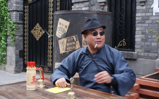 两个算命先生抢生意, 好心人相劝险丧命, 结果一个断腿一个遭瘫痪