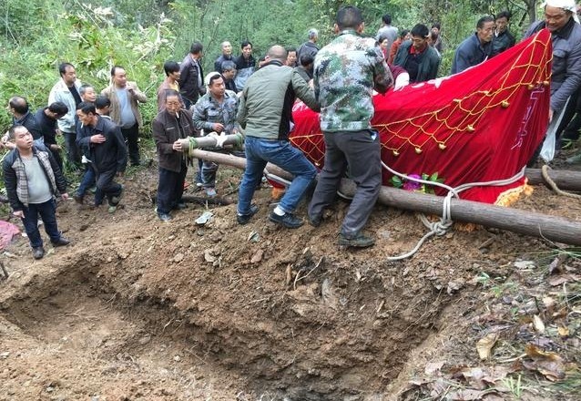 母亲去世,儿子在棺材入土前一直打电话,放下电话后,亲友傻了眼