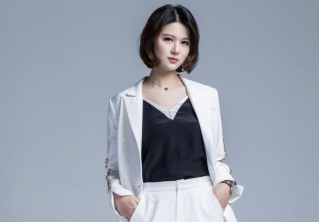 英雄联盟美女解说苏小妍,宣布辞职,we拿不了奖真是因为她吗?