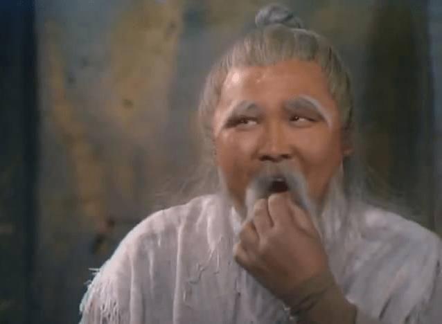 老顽童用一只手和独臂的杨过比武