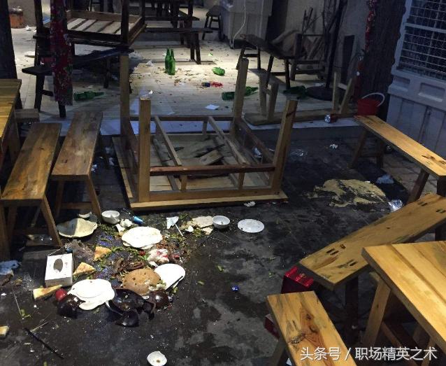 老板奖励2万,我拿1500请同事吃饭,酒后一番话,我将桌子掀翻!