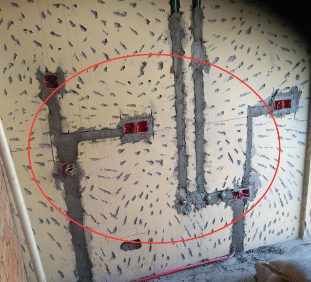 业主要求全屋贴瓷砖,师傅就把墙面砸的坑坑洼洼,说是做拉毛!