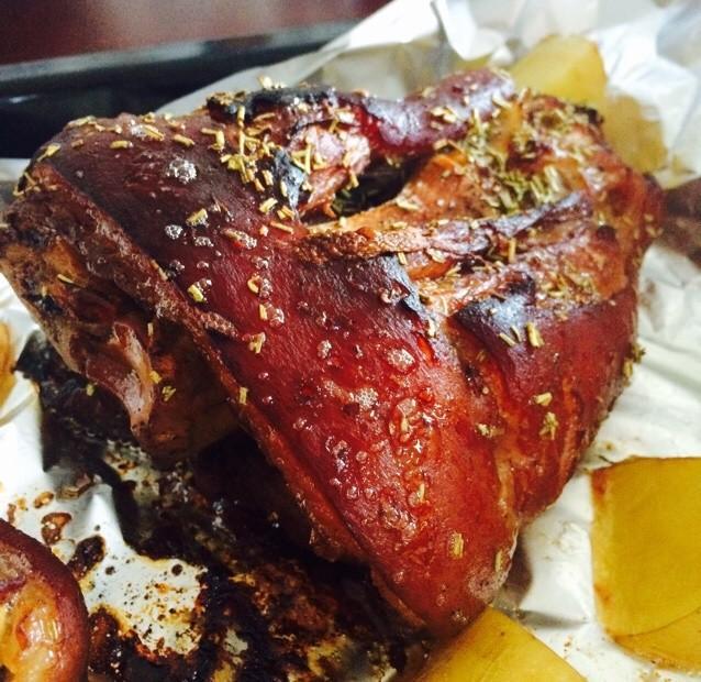 德国烤猪肘加入西兰花,炒一下,放糖,搞定.加入牛舌(和冻豆腐).