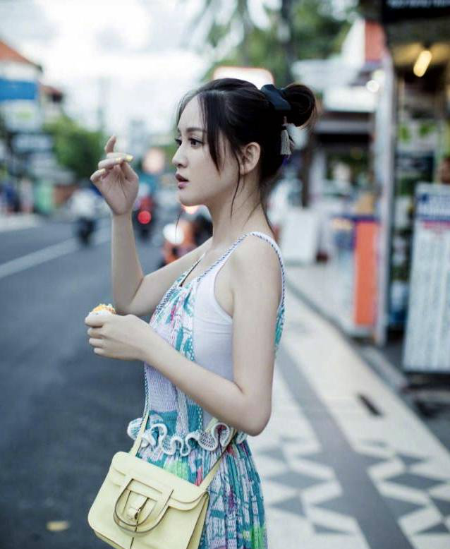 陈乔恩的穿搭真是越来越少女呢,这样穿出来明明就是18岁少女啊,侧颜