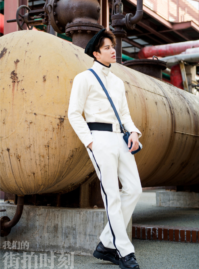 mike街拍穿一身白,短款夹克搭修身长裤真显高,网友:白马王子
