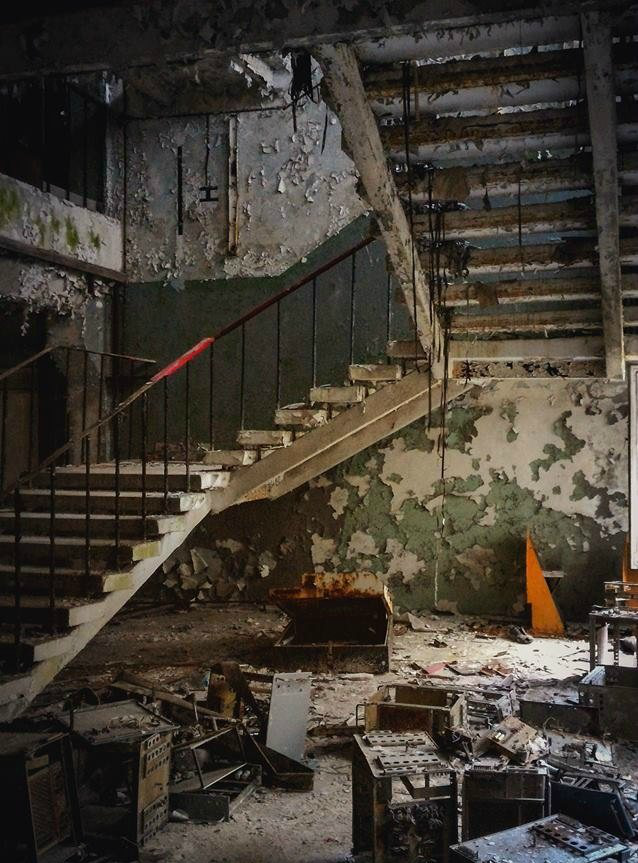 说,虽然大量的生活痕迹说明了曾经的主人,但依旧无法阻挡被废弃的命运