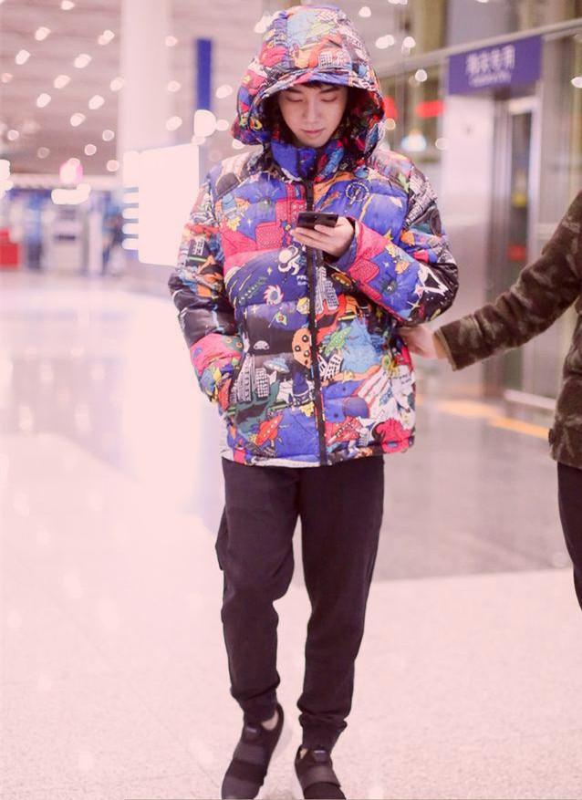 华晨宇又穿这件羽绒服到底是有多爱