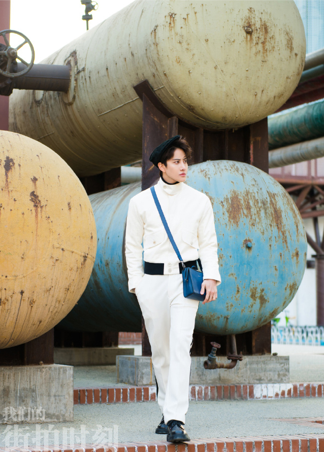 mike街拍穿一身白,短款夹克搭修身长裤真显高,网友:白马王子