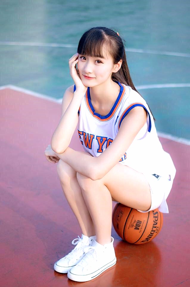 小费摄影:学妹篮球场打球,笑起来真美,周围的人都看呆了!