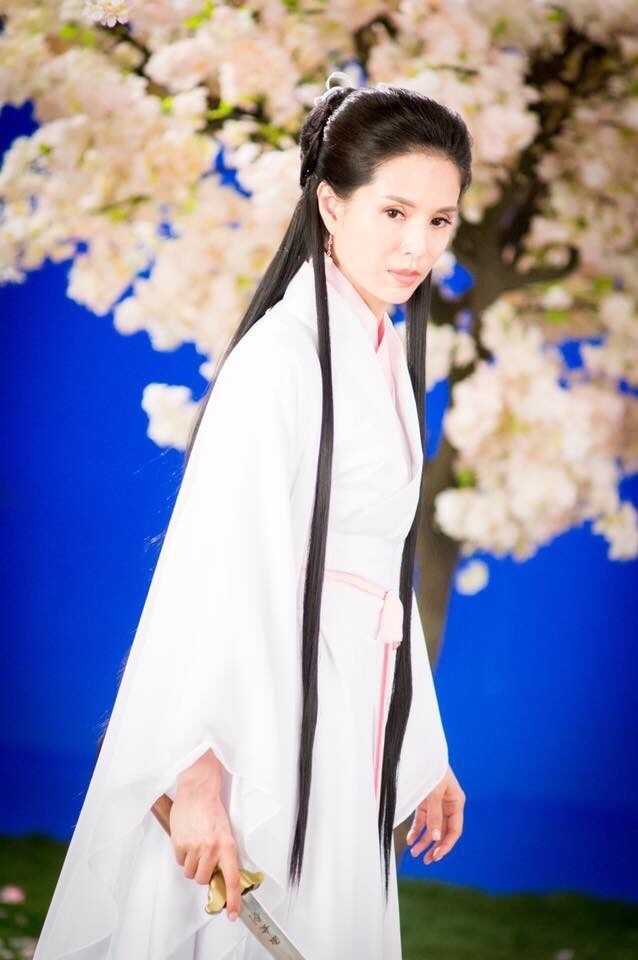 她恋上富商男友10年,为男友还清数亿欠债后遭抛弃,被赞最美小龙女