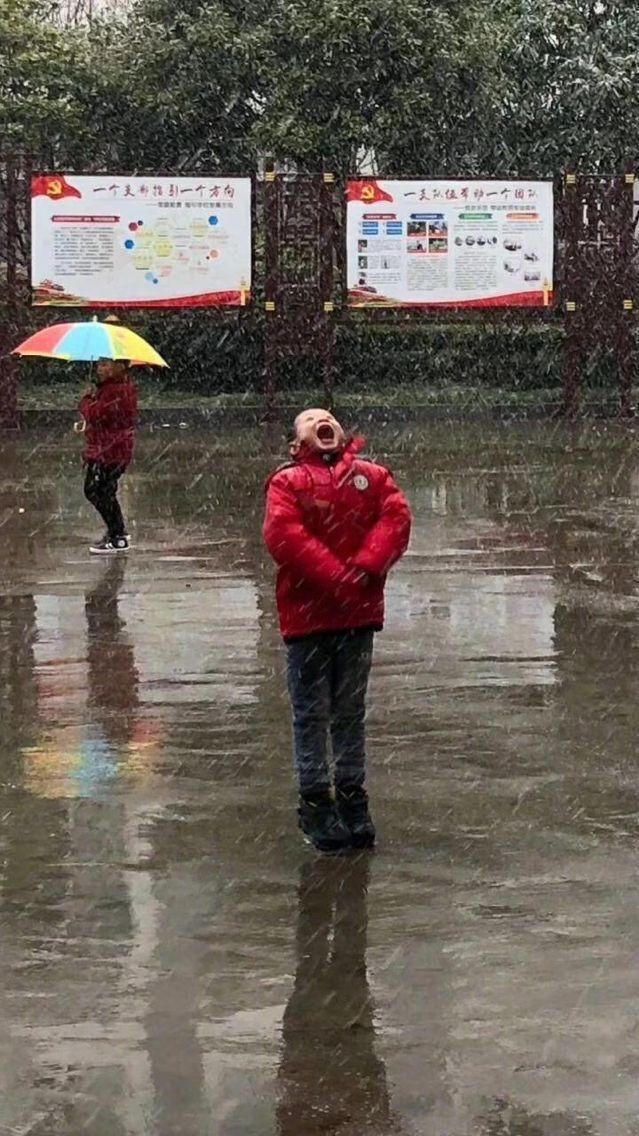 南方男孩看雪照意外走红,网友:南方人看见雪,就是酱紫!