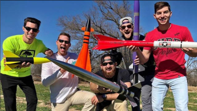 dude perfect是油管上非常有名的创意绝技团队 他们总是挑战各种.