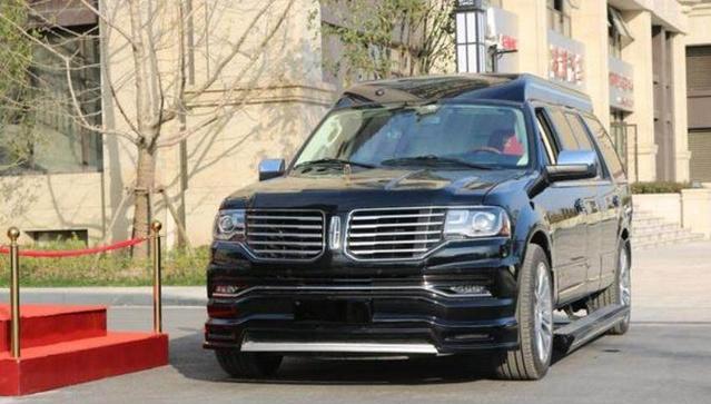 郭敬明如此身材,他的座驾却如此奢华大气,驾驶座里不见其人!-新浪汽车