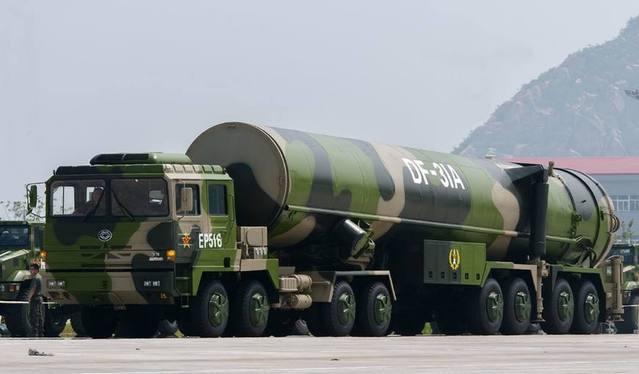 中国新型洲际导弹亮相:光轮子就有16个,西方夜不能寐了