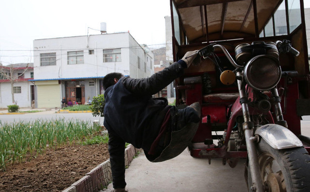 无腿残疾人靠一截废弃的汽车轮胎行走五十年,让全家过上好日子