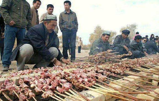 看看别人家的羊肉串,那叫地道呀,此图为新疆烤羊肉串.