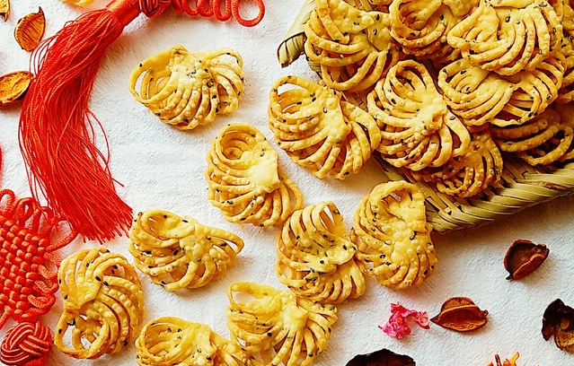 配料面粉 500克鸡蛋 3个油50g黑芝麻适量花椒粉 盐or糖 适量所有材料