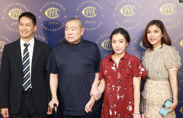 香港女首富甘比挺孕肚牵手大刘现身, 怀孕6个月越来越美!