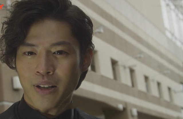 伏井出k刚开始的时候,以一个小说家的身份出现,非常的绅士.