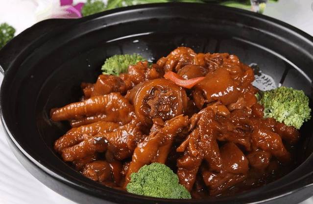 这菜名叫大手拉小手,我也是第一次吃,不放一滴油,吃起来真爽!