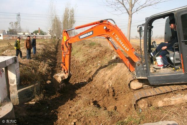 在农村买挖掘机干工程赚钱吗?一年能赚多少钱