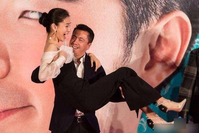 明星被"公主抱"的瞬间!热巴是隐藏大力士,baby被抱得很尴尬!