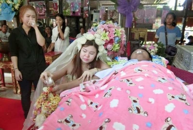 女子在葬礼上完成特殊婚礼,在场者无不动容落泪!